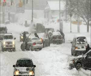   مصر اليوم - الثلوج الكثيفة تشل حركة المرور والطيران الداخلي في اليابان